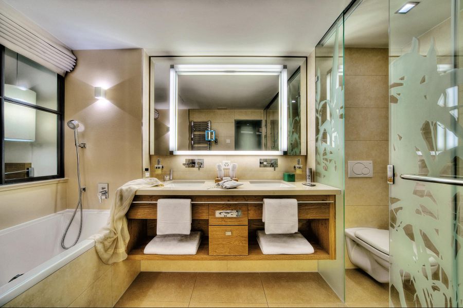Hotelbadezimmer mit folierter Glaswand als Abtrennung